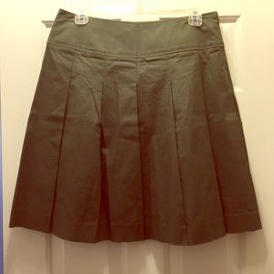 Daisy Fuentes green pleated A-line skirt, Size 4.